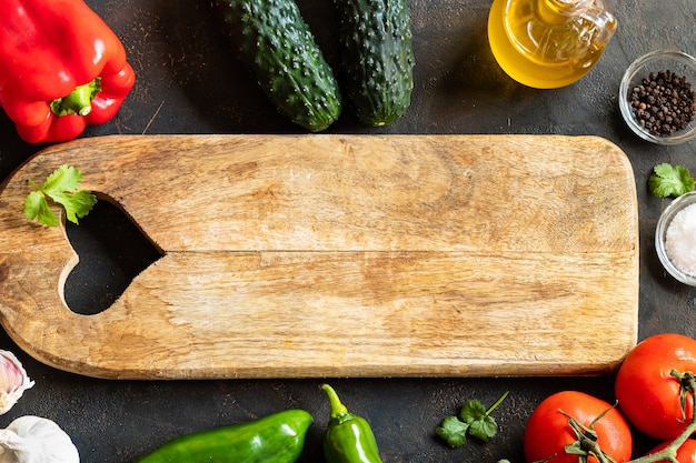 Tagliere e verdure in legno