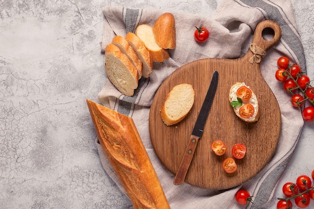 Tagliere il pane e i pomodori per fare i panini