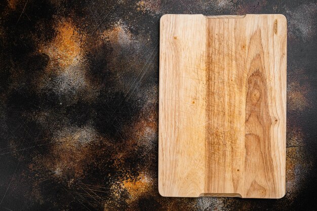Tagliere in legno di pino impostato su vecchio sfondo rustico scuro tavolo vista dall'alto piatto con spazio di copia per testo o il tuo prodotto