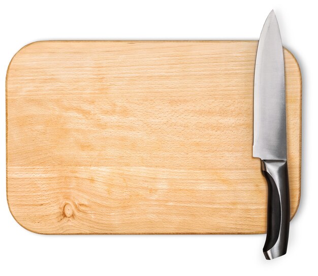 Tagliere in legno e coltello isolato su sfondo bianco