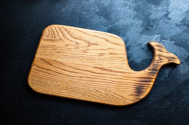 Tagliere in legno o piatti da portata vuoti da cucina originale forma artigianale artigianale posate in legno