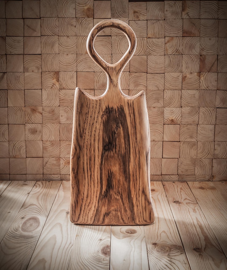 Foto tagliere in legno vintage di quercia bruciata