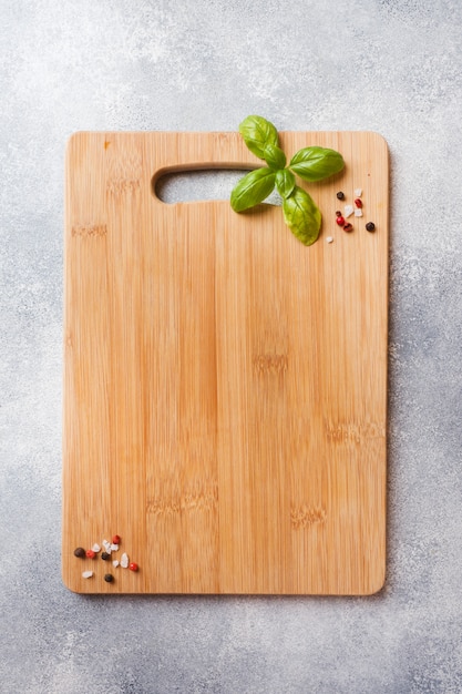 Tagliere in legno vuota sul tavolo della cucina