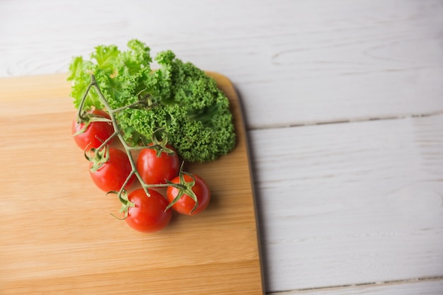 Tagliere pomodori e prezzemolo