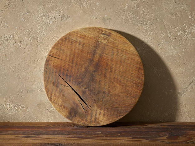 Tagliere rotondo in legno su mensola da cucina marrone