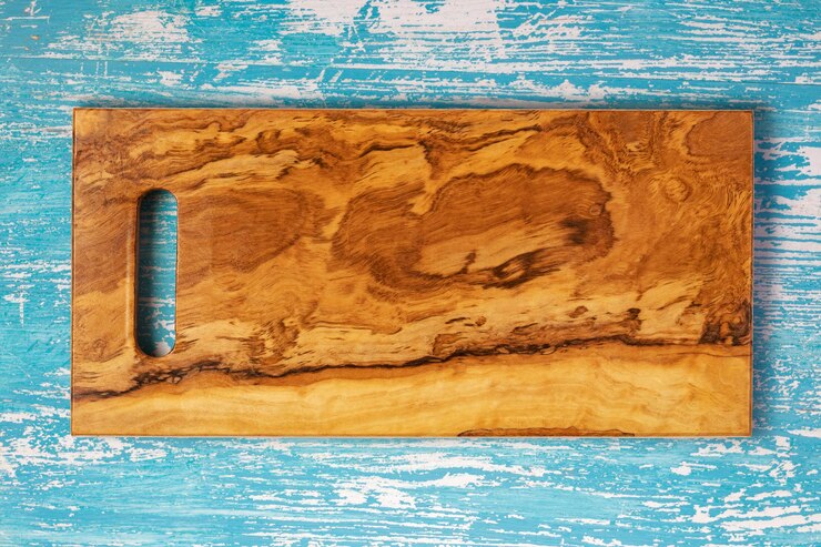 Foto tagliere su un tavolo di legno
