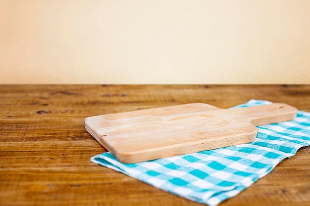 tagliere su un tovagliolo giace su un tavolo di legno