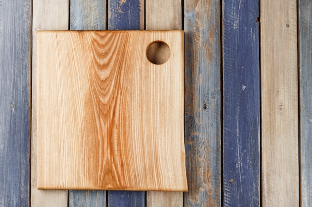 Tagliere tradizionale in legno realizzato con il taglio di legni di qualità