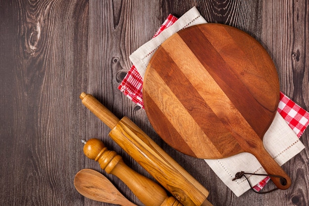 Tagliere vuoto per pizza su tavola in legno rustico Vista dall'alto image