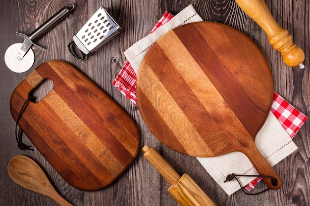 Tagliere vuoto per pizza su tavola in legno rustico Vista dall'alto image