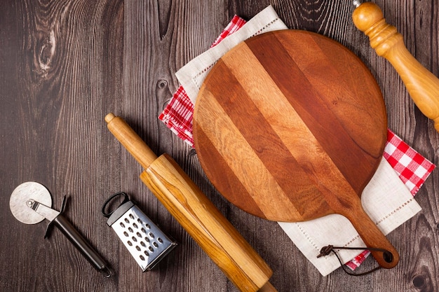 Tagliere vuoto per pizza su tavola in legno rustico Vista dall'alto image