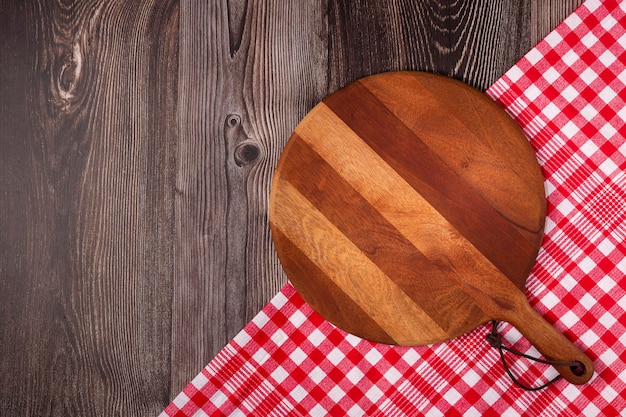 Tagliere vuoto per pizza su tavola in legno rustico Vista dall'alto image