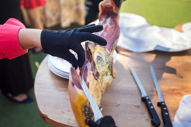 Taglierina professionale affettare le fette da un intero bonein prosciutto serrano cibo spagnolo