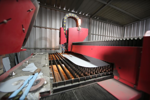 Taglio al plasma Taglio laser CNC ad alta precisione di lamiere e tubi metallici in fabbrica