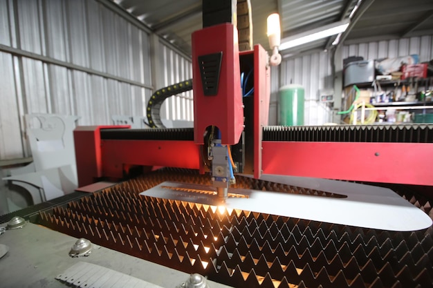 Taglio al plasma Taglio laser CNC ad alta precisione di lamiere e tubi metallici in fabbrica
