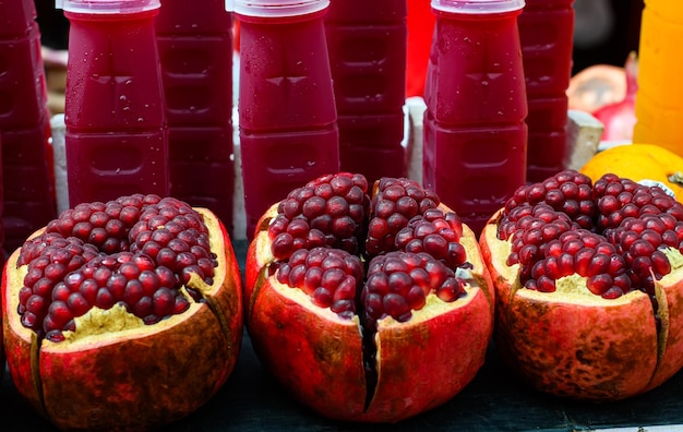 Taglio aperto mostra semi rossi di cibo di strada melograni succo di frutta