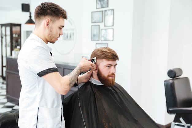 Taglio capelli uomo barbiere con tagliacapelli