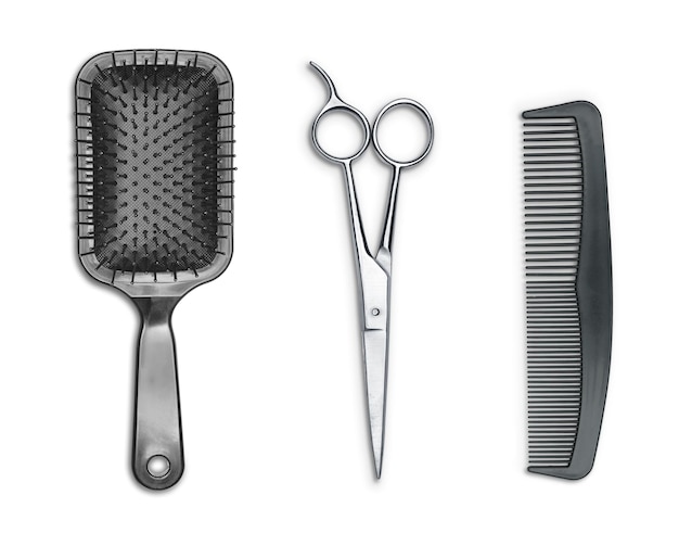 Taglio dei capelli cesoie spazzola per capelli e pettine isolato su bianco