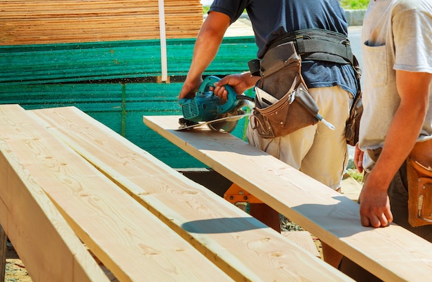 Taglio del legno con sega circolare lavoratore maschio o uomo pratico con