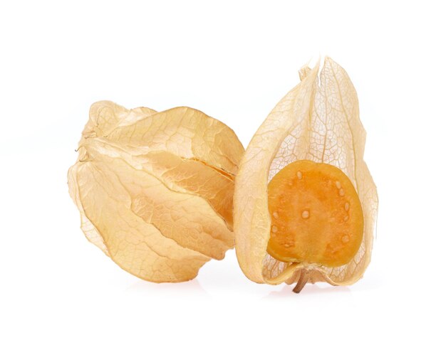 taglio di Cape gooseberry isolato su sfondo bianco