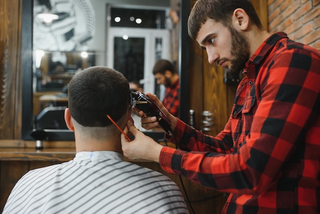 Taglio di capelli da uomo alle forbici del barbiere