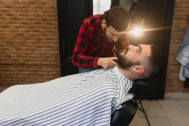 Taglio di capelli da uomo alle forbici del barbiere