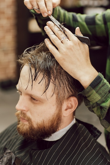 Taglio di capelli nella bottega del barbiere si chiuda