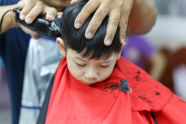 Taglio di capelli per bambini