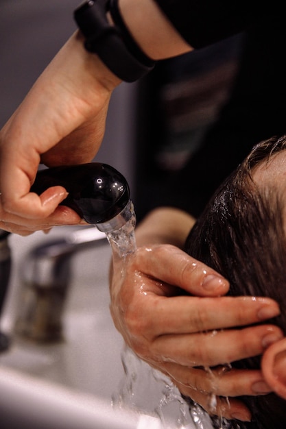 Taglio di capelli uomo parrucchiere parrucchiere professionale taglio di capelli