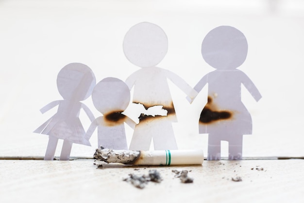 Taglio di carta della famiglia distrutta dalle sigarette Droghe che distruggono il concetto di famiglia Giornata mondiale senza tabacco