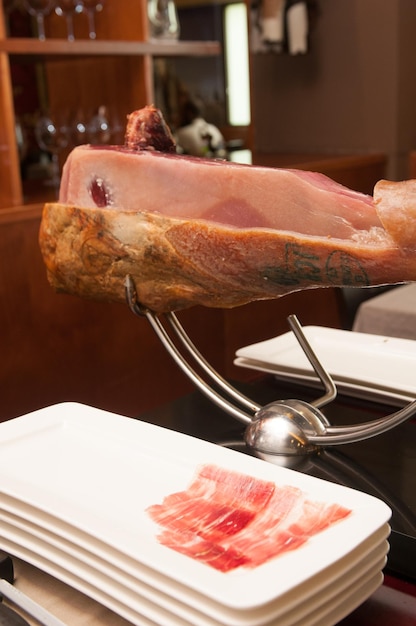 Taglio Jamon Serrano prosciutto tradizionale spagnolo