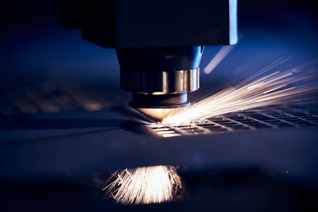 Taglio laser CNC di metallo da vicino, moderna tecnologia industriale. Piccola profondità di campo