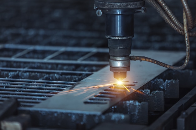 Taglio laser CNC di metallo, tecnologia industriale moderna. Piccola profondità di campo