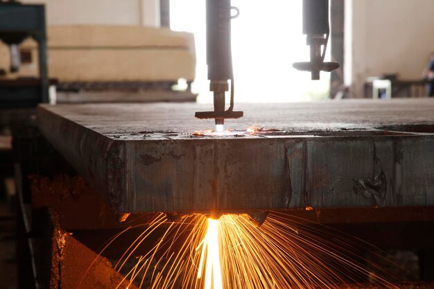 Taglio laser CNC di moderne tecnologie industriali in metallo