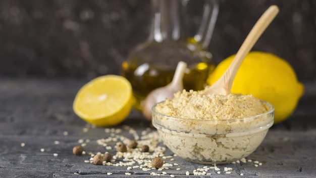 Tahini di pasta fresca dai semi di sesamo al falafel sulla tavola di legno rustica scura