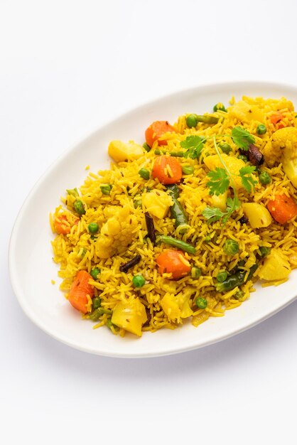 Tahri tehri tehiri o tahari è un piatto unico indiano a base di verdure miste e riso