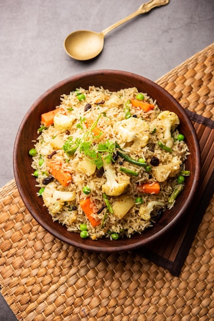 Tahri tehri tehiri o tahari è un piatto unico indiano a base di verdure miste e riso