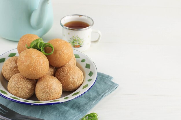 Tahu Bulat (tofu rotondo), piatto preferito indonesiano, fritto e condito con polvere di condimento. Copia spazio per il testo