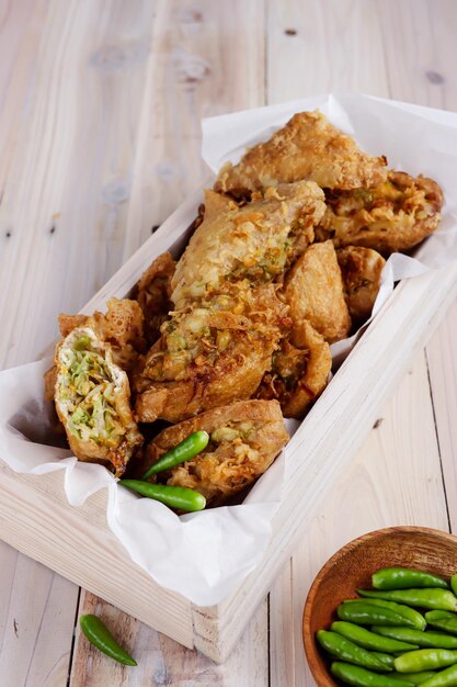 Tahu isi o spuntino tradizionale di tofu ripieno fritto indonesiano a base di tofu ripieno di verdure croccanti