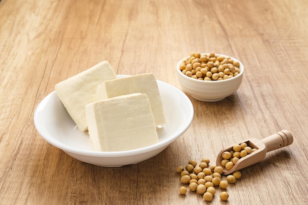 Tahu Putih o Tofu, uno degli alimenti a base di ingredienti crudi a base di estratto di soia fermentata.