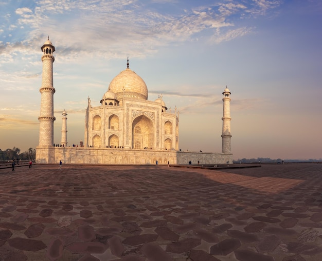 Taj Mahal ad Agra India vista orientale sotto i raggi del sole