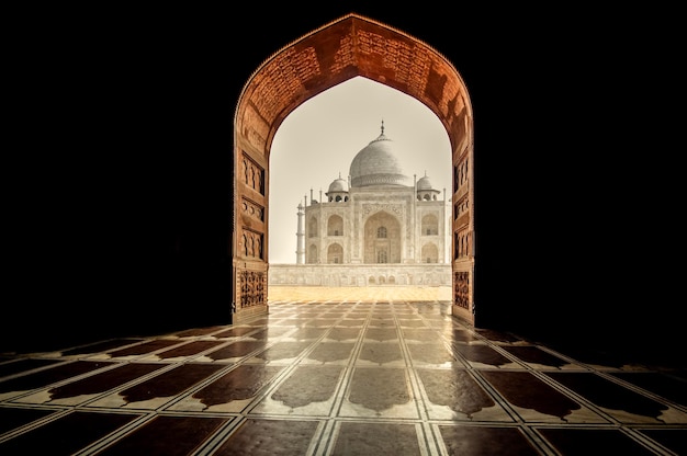 Taj Mahal, complesso del mausoleo ad Agra, stato occidentale dell'Uttar Pradesh, India settentrionale.