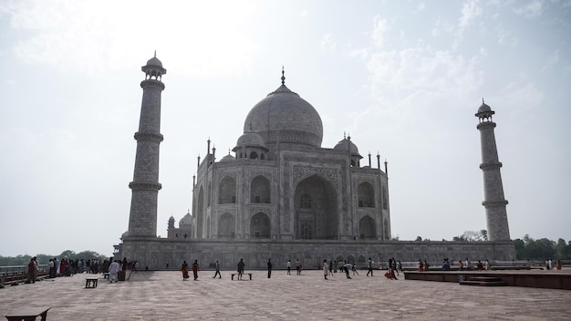 Taj Mahal In piedi vicino al fiume Yamuna Taj Mahal è famoso per la propria bellezza e una delle meraviglie del mondo