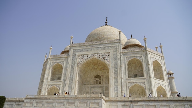 Taj Mahal In piedi vicino al fiume Yamuna Taj Mahal è famoso per la propria bellezza e una delle meraviglie del mondo