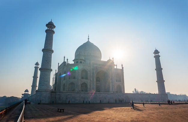 Taj Mahal India Tramonto. Agra, Uttar Pradesh. Il più famoso mausoleo musulmano indiano ad Agra in India Paesaggio meraviglioso.