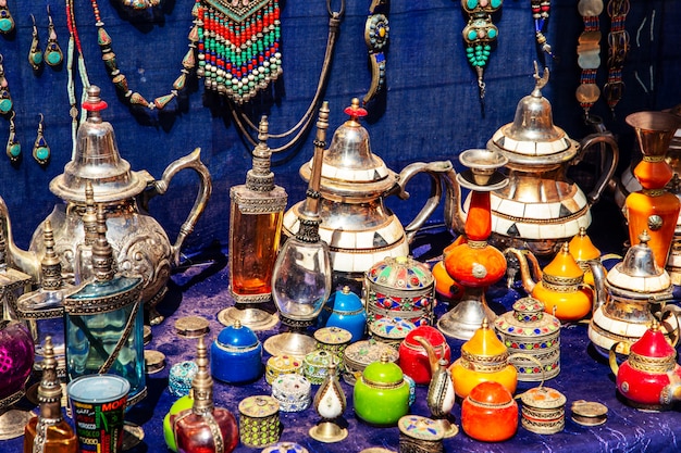 Tajine decorative in un mercato di Marrakech