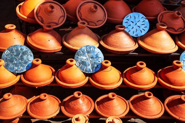 Tajine decorative in un mercato di Marrakech