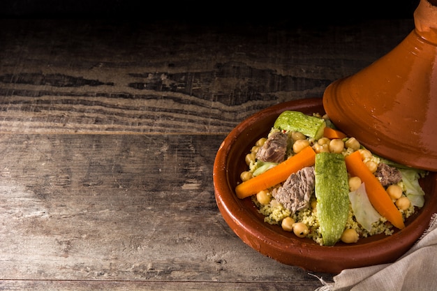 Tajine tradizionale con verdure, ceci, carne e couscous