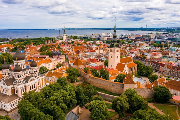 Tallinn è una città medievale in Estonia nei Paesi Baltici. Veduta aerea del centro storico di Tallinn