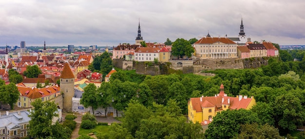 Tallinn è una città medievale in Estonia nei Paesi Baltici. Veduta aerea del centro storico di Tallinn